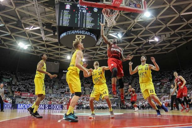 苦苦支撑！布克半场11中9砍下20分.